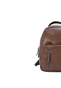 Zaino in finta pelle marrone con un design strutturato, dotato di una tasca frontale con zip, spallacci regolabili e una maniglia superiore per il trasporto.