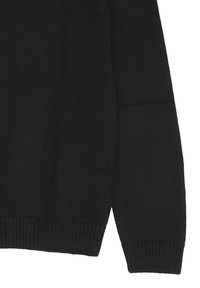Maglione nero lavorato a maglia con maniche lunghe, polsini e orlo a costine, caratterizzato da una finitura testurizzata e una vestibilità comoda. Nessun motivo o decorazione visibile.