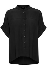 Blusa nera a maniche corte realizzata in tessuto leggero, con scollatura rotonda e chiusura a bottoni sul davanti caratterizzata da bottoni scuri e orlo curvato.