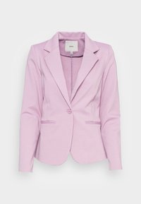 Vaaleanpunainen bleiseri, jossa on yksittäinen napitus, viistot kollarit ja kaksi sivutaskua. Valmistettu teksturoidusta kankaasta, jossa on vartalonmyötäinen malli.