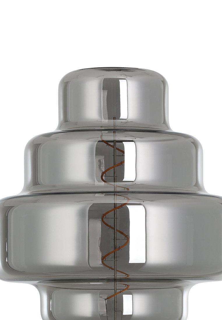 Gestapelter Glasbehälter in glanzsilberner Ausführung mit abgerundeten Ebenen und einem sichtbaren spiralförmigen Akzent in der Mitte. Glatte Textur.