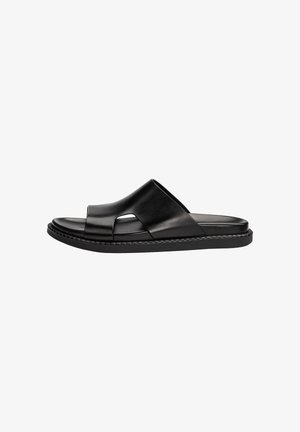 Sort åben-toe læder slide sandal med bred krydsrem og tyk sål, vist på hvid baggrund.