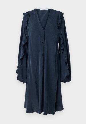 Tengerészkék ruha V-nyakkivágással és fodros ujjakkal. Könnyű anyagból készült, négy gombbal és lágyan leomló sziluettel.