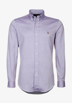 Chemise à manches longues lavande en coton, dotée d'un col classique et d'un petit logo brodé sur la poitrine.