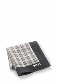 Foldet lommetørklæde med brunt og hvidt ternet mønster og mørk kant, der har ordet "BOSS" i hvide bogstaver.