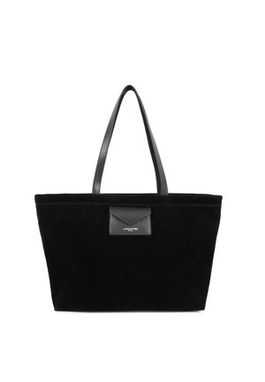 Sac cabas en daim noir avec de longues poignées en cuir et une petite poche frontale étiquetée "Lancaster Paris".