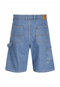 Lysblå denim cargo shorts med en løs pasform, der har to store baglommer, en frontlomme og kontrasterende syninger.