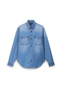 Lys blå denim skjorte med krave, lange �ærmer, to frontlommer med klap og knaplukning. Har en let buet kant.