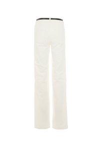 Pantaloni flare in denim bianco con taglio dritto, dotati di una cintura nera visibile e due tasche posteriori. Il tessuto appare liscio.