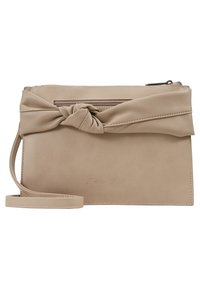 Beige Leder-Clutch mit einem geknoteten Riemen, Reißverschluss oben und eingeprägtem Logo. Glatte Textur mit schlanker rechteckiger Form.