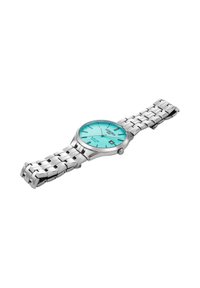 Reloj de acero inoxidable plateado con un dial texturizado en color turquesa, números en las 12 y 6 en punto, indicador de fecha y una pulsera de eslabones.