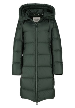 Długa, ciemnozielona, pikowana zimowa kurtka z kapturem, pełnym zamkiem z przodu i dwoma zamykanymi na zamek kieszeniami po bokach, zaprojektowana na zimne warunki.