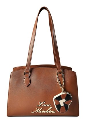 Borsa Love Moschino in pelle marrone con doppi manici a tracolla e ciondolo a forma di cuore nero, marrone e bianco attaccato a una catena.
