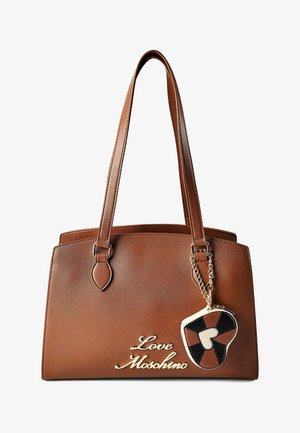Borsa Love Moschino in pelle marrone con doppi manici a tracolla e ciondolo a forma di cuore nero, marrone e bianco attaccato a una catena.