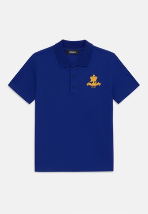 Blaues Poloshirt mit kurzen Ärmeln, drei Knöpfen sowie einem gelben bestickten Wappen und Versace-Logo auf der linken Brust.