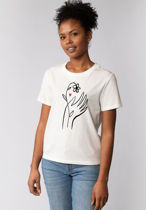Witte katoenen t-shirt met een zwarte lijntekening van twee handen, een hart en een bloem op de voorkant; korte mouwen, ronde halslijn.