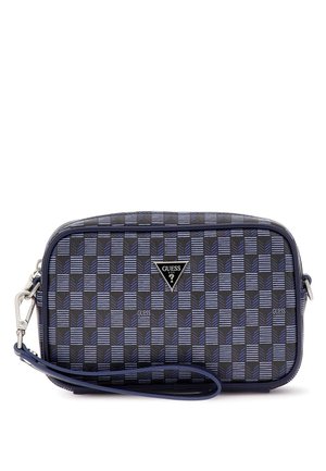 Sac bracelet rectangulaire avec motif à carreaux bleu et noir, logo Guess à l'avant et bracelet amovible sur fond blanc.