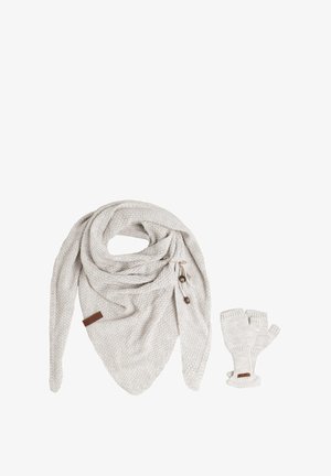 Lichtgrijze gebreide driehoekige sjaal met houten kralenaccenten en bijpassende vingerloze handschoenen op een witte achtergrond.