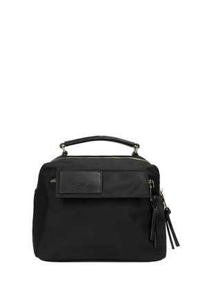 Borsa nera rettangolare con manico superiore singolo, tasca frontale con cerniera, dettagli in pelle e due cursori con cerniera sul compartimento principale.