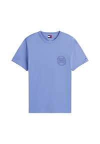 Camiseta de algodón azul claro con mangas cortas, escote redondo y un logotipo circular en el lado izquierdo del pecho, que presenta texto y acentos de hojas.