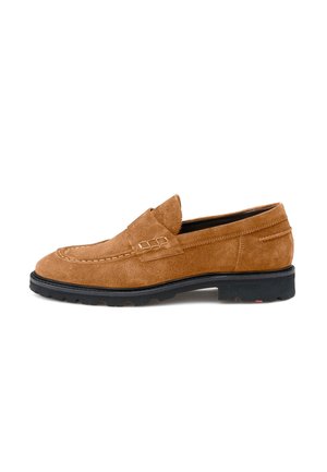 Mocassini in suede color beige con finitura texturizzata, dotati di una tomaia cucita e una robusta suola in gomma nera con profilo basso e motivo antiscivolo.