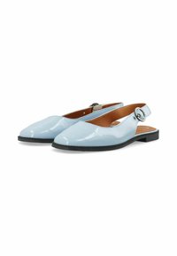 Fényes világoskék patent anyagból készült slingback lapos cipők, hegyes orral, bézs bőr talppal és állítható ezüstszínű csattal.