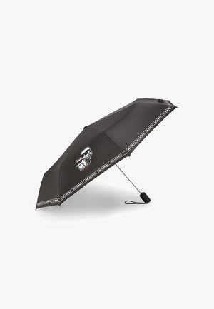 Guarda-chuva preto com estrutura de metal, apresentando um design gráfico de uma figura de cartoon e um cão. Acentuado com um tecido de marca ao longo da borda.