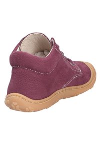 Chaussure enfant en daim violet avec intérieur en cuir beige, coutures blanches, lacets et semelle extérieure en caoutchouc brun clair texturée.