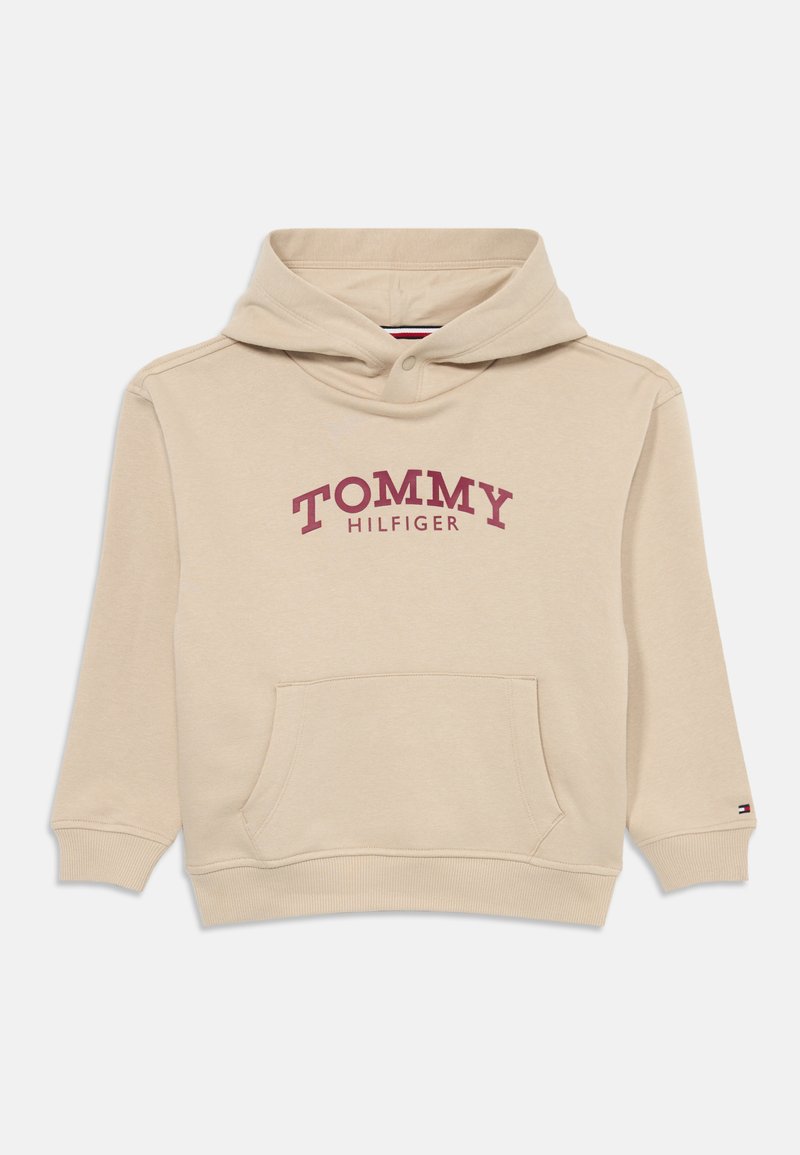 Μπέζ φούτερ Tommy Hilfiger με μπροστινή τσέπη, ραμμένα μανίκια και τελείωμα, μικρό λογότυπο στο μανίκι και εκτυπωμένο κόκκινο όνομα μάρκας στο στήθος.