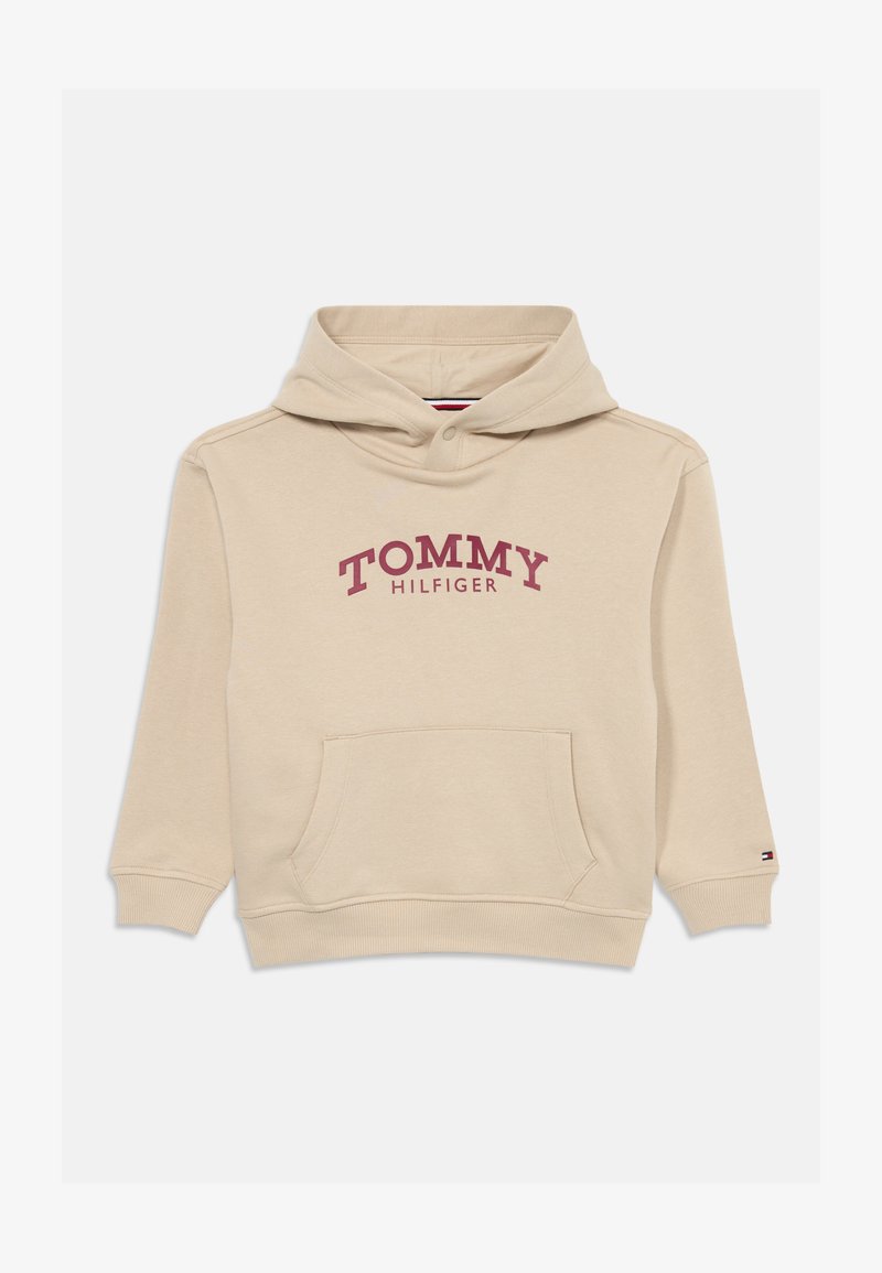 Μπέζ φούτερ Tommy Hilfiger με μπροστινή τσέπη, ραμμένα μανίκια και τελείωμα, μικρό λογότυπο στο μανίκι και εκτυπωμένο κόκκινο όνομα μάρκας στο στήθος.