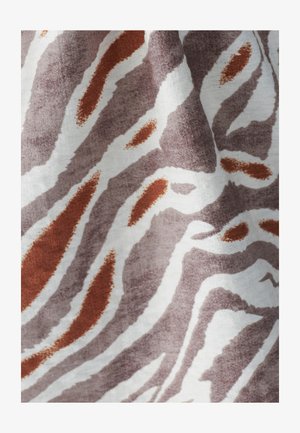 Bomuldsstof med et kraftigt, abstrakt zebramønster i nuancer af brunt og rust mod en lys baggrund med subtil tekstur.