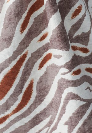 Mønsterstof med et zebra-lignende design. Dominerende farver er hvid, brun og rust. Materialet har et blødt, tekstureret udseende.