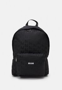 Sort rygsæk med et diskret logomønster, en lynlåslomme foran og justerbare stropper. Fremstillet af holdbart stof med en glat tekstur.