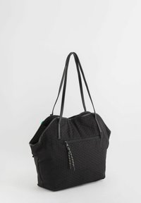 Czarna torba na ramię z teksturowanym heksagonalnym wzorem, z długimi płaskimi uchwytami, zapinaną na zamek kieszenią z przodu i sztywną formą.