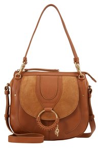 Brun lædertaske med ruskindsdetaljer, en cirkulær vævet ring, en aftagelig rem og en lynlåslukning. Har guldfarvet hardware.