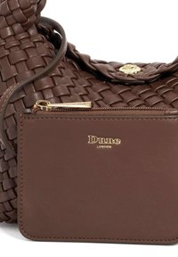 Sac à main en cuir tressé marron avec une pochette zippée en cuir lisse présentant l'inscription dorée "Dune London" et un bouton décoratif doré.