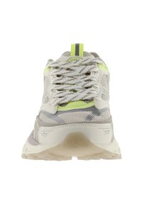 Zapatillas deportivas con parte superior de malla en crema y gris, acentos en amarillo neón, un cuello acolchado y suela de goma texturizada. Diseño de puntera redonda.