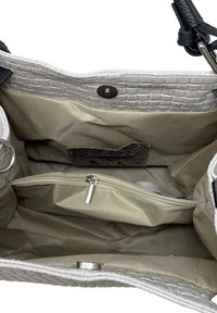 Biała pleciona torebka wnętrze z beżową podszewką, kieszeń na zamek, mała otwarta kieszonka i czarny skórzany pasek z metalowym zapięciem.