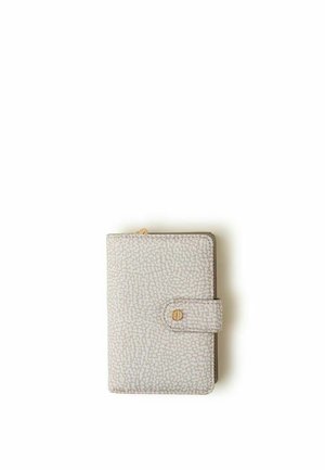 Portefeuille compact gris clair avec une texture subtile de grain de pierre, fermeture à bouton-pression doré et fermeture éclair sur le dessus, sur fond blanc.