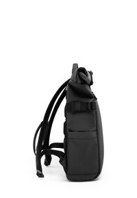 Mochila negra de tipo roll-top hecha de material impermeable, con correas de hombro acolchadas, un bolsillo lateral y una forma elegante y aerodinámica.
