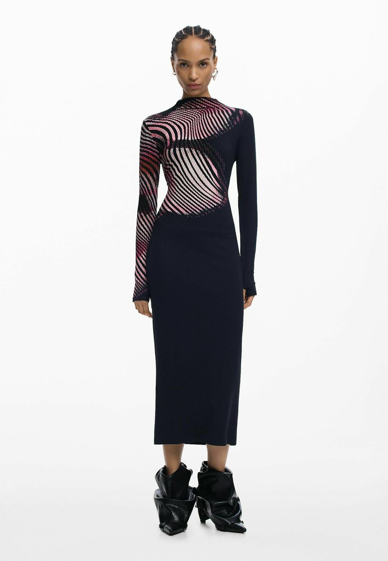 Pikad varrukad, kehasse istuv kleit, valmistatud soonilisest kudumist. Omaduseks on keerlev roosa muster tumel sinisel taustal. Silmapaistev pahkluupikkus ja tihe lõige.