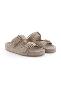 Grijze suede sandalen met twee brede banden, gouden gespen en cirkelvormige uitsnijdingen langs de randen. Lage, stevige zool.