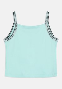 Világos türkiz színű, vékony pántos top, fekete és fehér Calvin Klein Jeans felirattal. Simogató, rugalmas anyag, téglalap alakú.