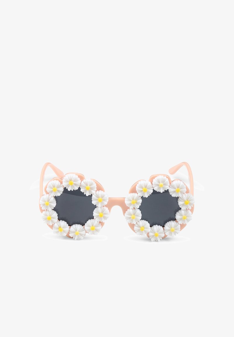 Lunettes de soleil rondes avec des verres noirs, monture en plastique pêche ornée d'accents de fleurs blanches autour des verres ; design ludique et décoratif.