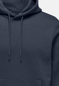 Sudadera gris oscuro con bolsillo tipo canguro, capucha ajustable con cordón y una textura suave. Diseño casual, sin marcas ni patrones visibles.