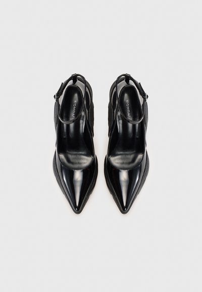 Pantofi cu toc înalt din piele patent neagră, cu vârf ascuțit, laterale deschise și brâu la gleznă. Textură netedă cu un finisaj lucios.