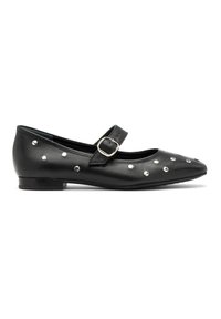 Zapato plano de cuero negro con punta afilada, tira de Mary Jane y acentos de tachuelas plateadas a lo largo de la parte superior. Tacón bajo y sólido.