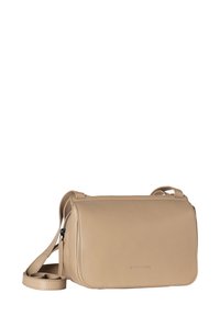 Borsa a tracolla in pelle beige con una texture liscia, forma rettangolare, chiusura con zip e tracolla regolabile. Design minimalista con branding sottile.