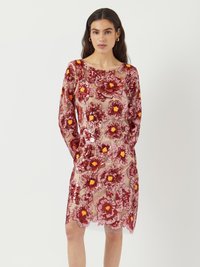 Robe transparente à manches longues, ornée de paillettes florales rouges et d'accents jaunes sur un fond clair. Ourlet au-dessus du genou.