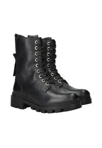 Zwarte leren veterschoenen met een textuurafwerking, ronde neus en dikke rubberen zool. Voorzien van zilveren oogjes en een achterste lussen.